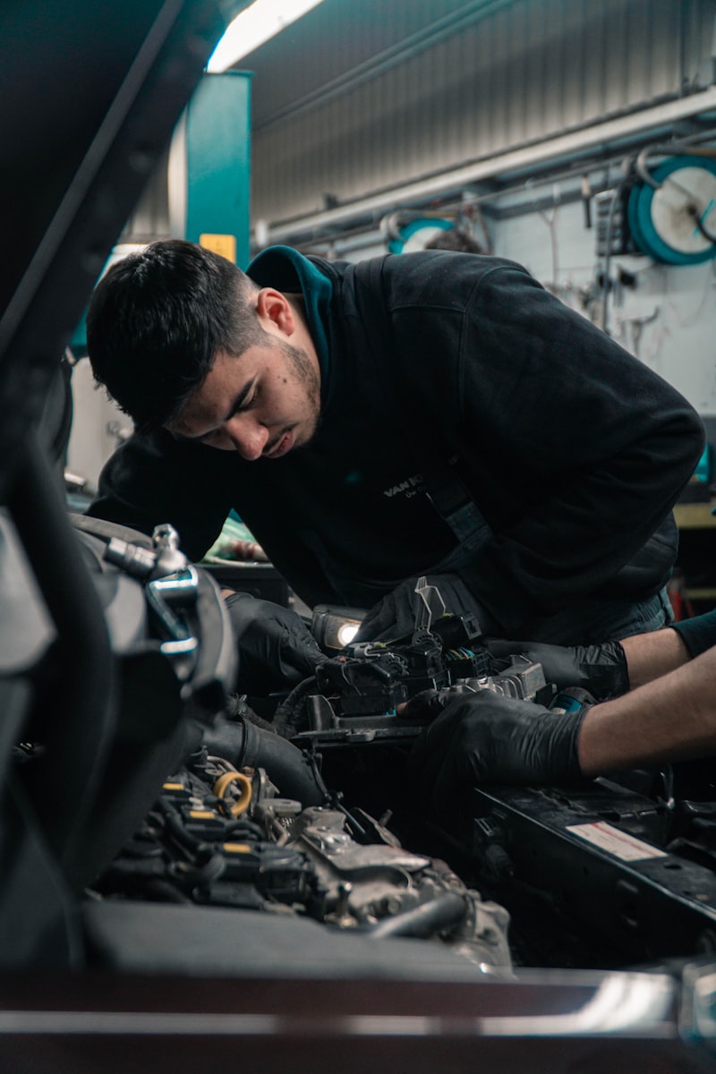 Werkstatt-Mitarbeiter bei der Arbeit